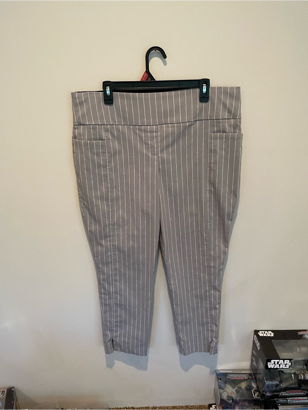 Apt. 9 Gray Pinstripe Cropped Pants